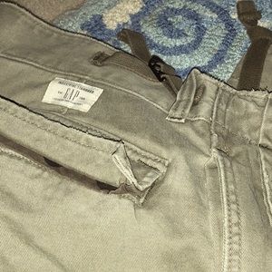 Vintage Men’s Khaki Green Cargo Pants. 36-34. Gap. Numerous pockets